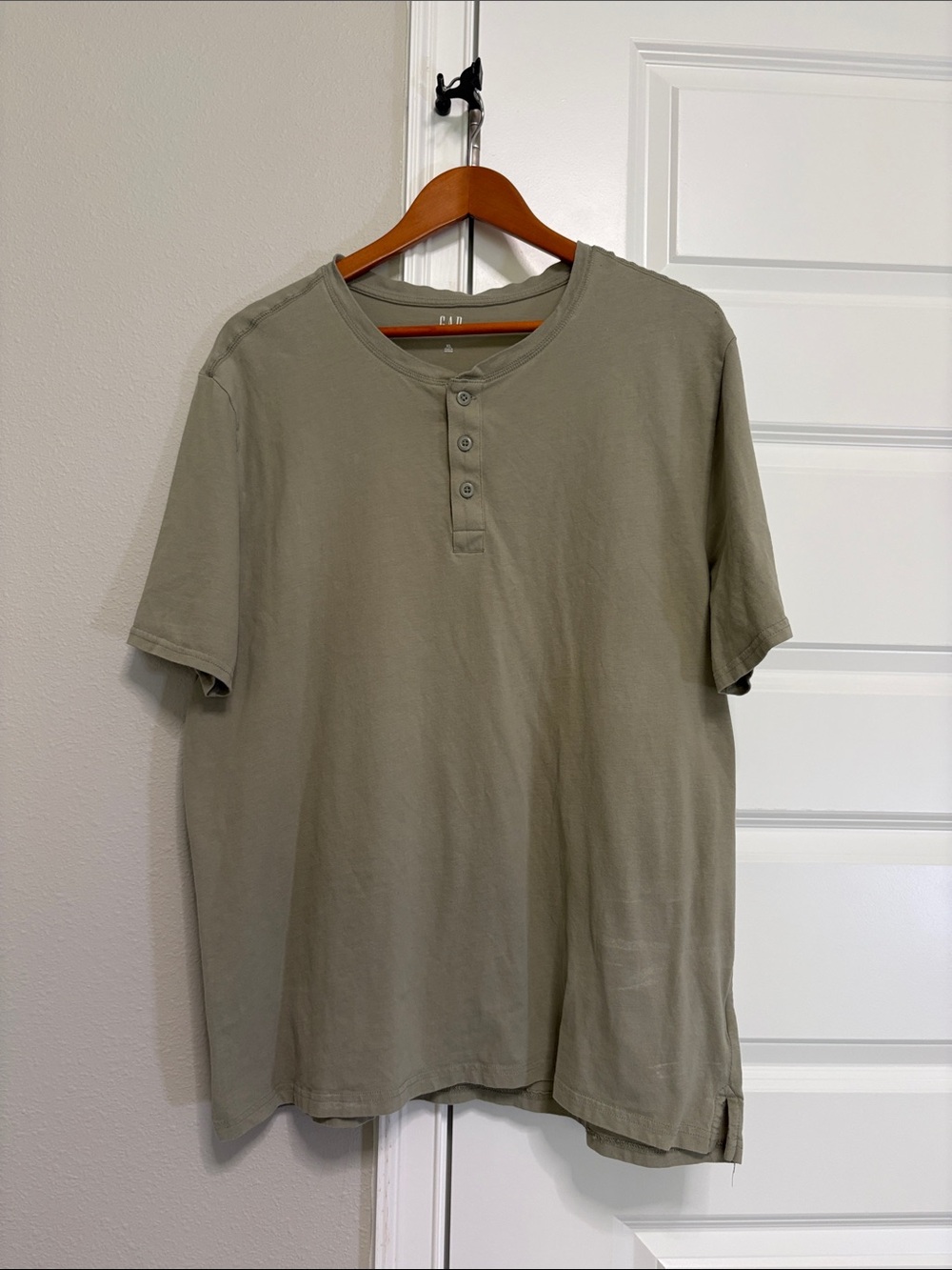 GAP Men's Short Sleeve Henley in Olive Green